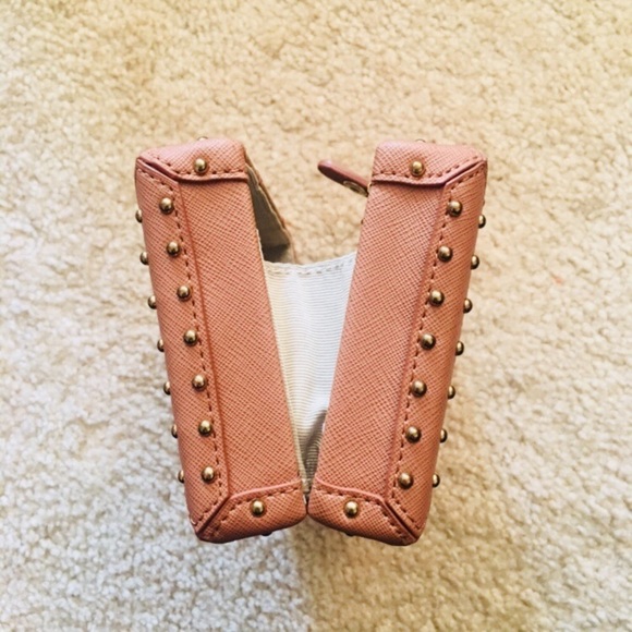 Almost New BCBG Cute Trunk Clutch. Superb👌 - Picture 4 of 6